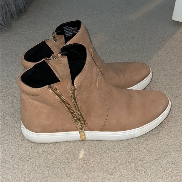 Women’s Kenneth Cole Sneaker - Picture 1 of 10